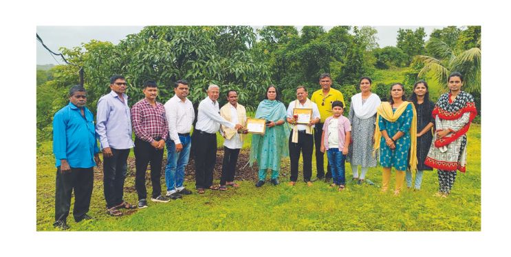 शेतकर्‍यांचा बांधावर जाऊन सन्मान