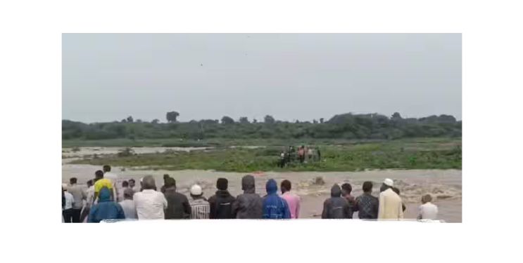 ‘ते’ 12 जण अजूनही अडकलेलेच