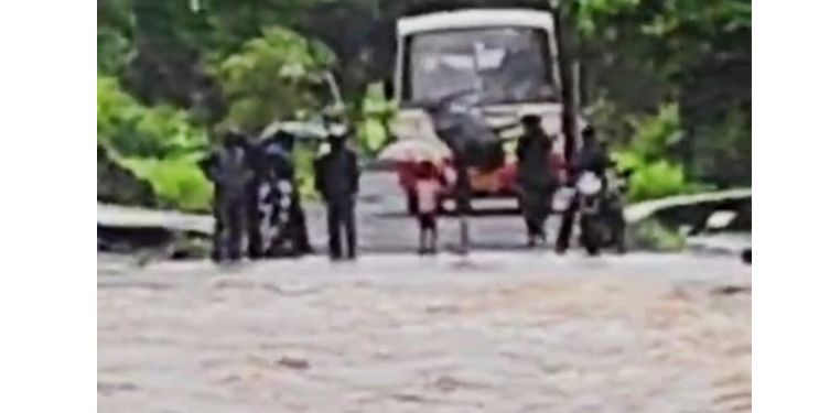 भेरव अंबा नदी पुलावरून गेले पाणी