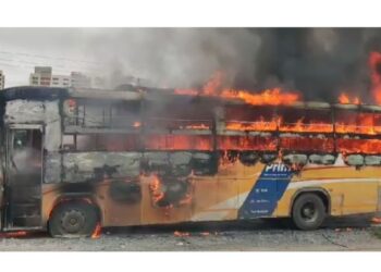 धक्कादायक! धावत्या बसने घेतला पेट