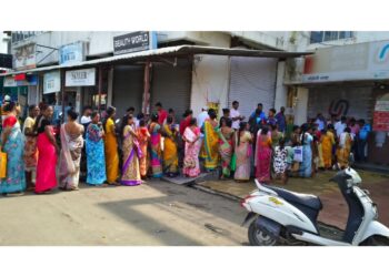 लाडक्या बहिणींची बँकेत हेळसांड