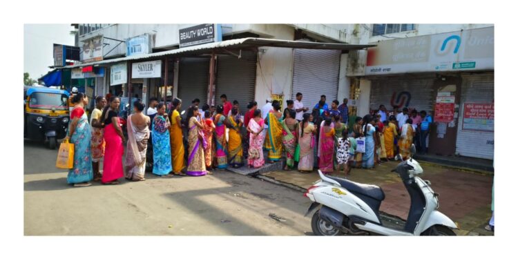 लाडक्या बहिणींची बँकेत हेळसांड