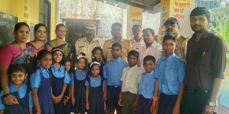 पोलिसांनी साधला विद्यार्थ्यांशी संवाद