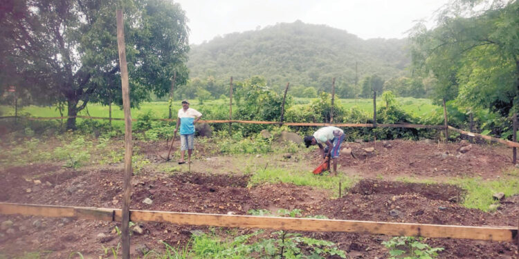 दिवील जंगम दफनभूमीत अतिक्रमण