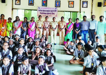 कर्जत पोलिसांची शाळांना भेट