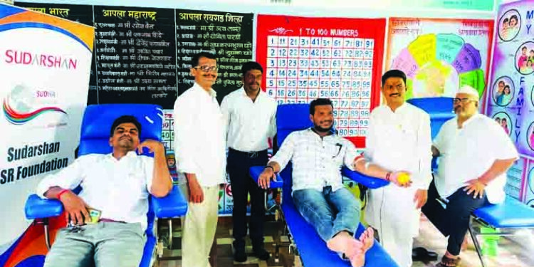 53 रक्तदात्यांनी केले रक्तदान
