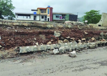 खांब येथील उड्डाणपुलाचे काम ढासळले