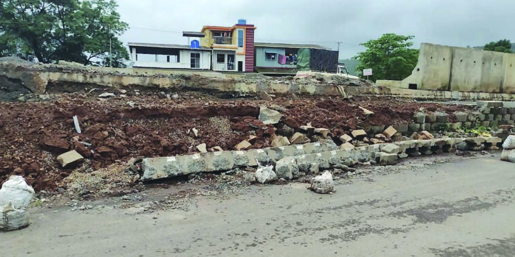 खांब येथील उड्डाणपुलाचे काम ढासळले