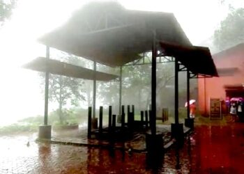 विद्युतदाहिनी बंद असल्यामुळे अंत्यविधीसाठी लाकडांचा वापर