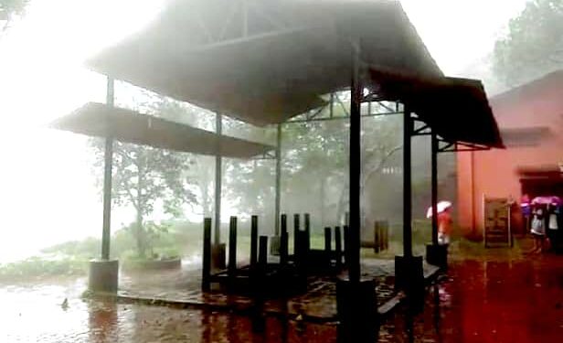 विद्युतदाहिनी बंद असल्यामुळे अंत्यविधीसाठी लाकडांचा वापर