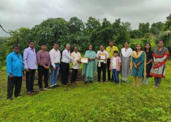 शेतकर्‍यांचा बांधावर जाऊन सन्मान