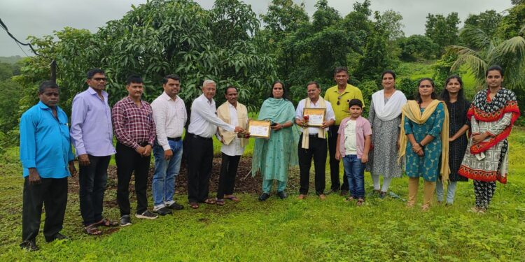 शेतकर्‍यांचा बांधावर जाऊन सन्मान