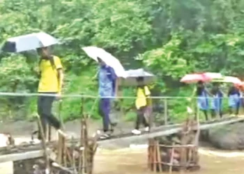 आदिवासी विद्यार्थ्यांचा धोकादायक प्रवास