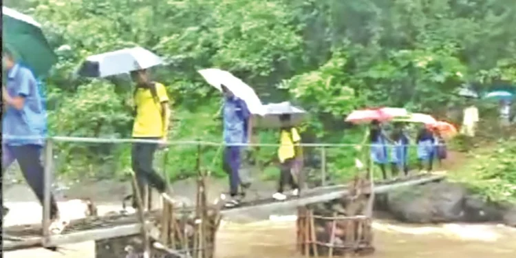 आदिवासी विद्यार्थ्यांचा धोकादायक प्रवास