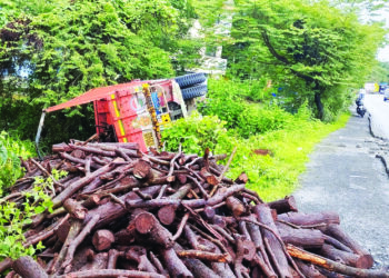 साईडपट्टीअभावी ट्रक कलंडला