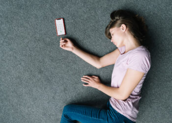 धक्कादायक; मैदानावर सापडली बेशुद्धअवस्थेत तरुणी