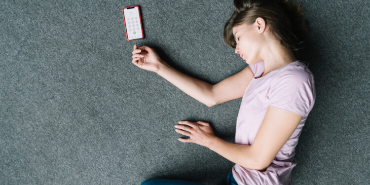 धक्कादायक; मैदानावर सापडली बेशुद्धअवस्थेत तरुणी