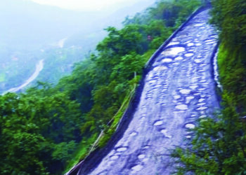 मुंबई-गोवा राष्ट्रीय महामार्गावरील कशेडी घाटात खड्डेच-खड्डे