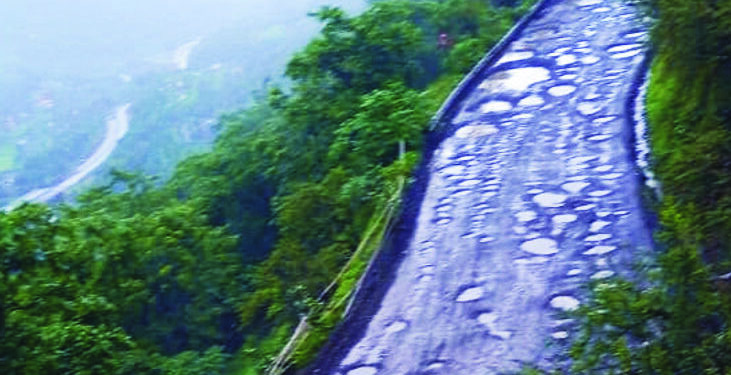 मुंबई-गोवा राष्ट्रीय महामार्गावरील कशेडी घाटात खड्डेच-खड्डे