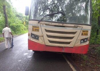 चालू एसटी बसचा एक्सेल तुटला