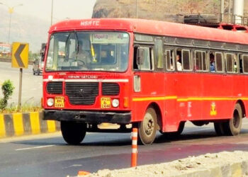 एसटी बंद केल्यामुळे प्रवाशांचे हाल