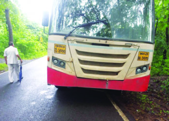 चालू एसटी बसचा एक्सेल तुटला