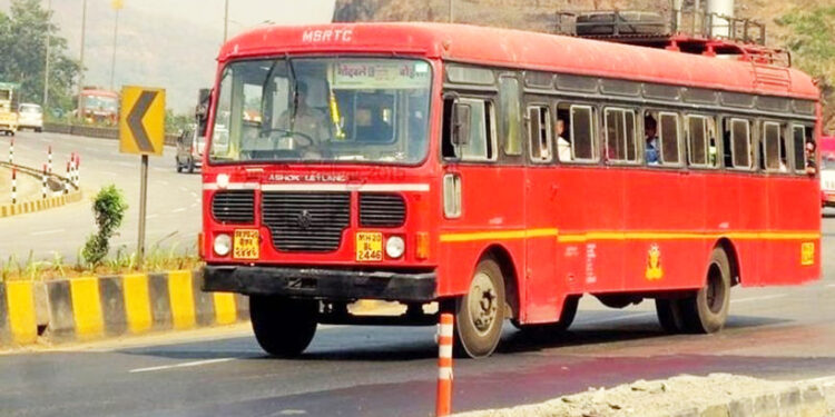 एसटी बंद केल्यामुळे प्रवाशांचे हाल
