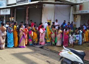 लाडक्या बहिणींची बँकेत हेळसांड