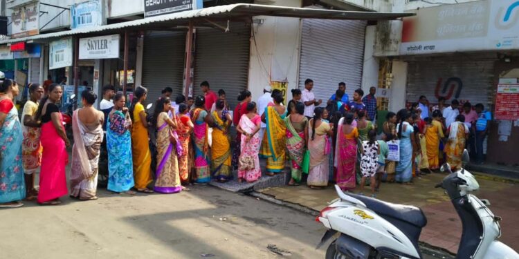 लाडक्या बहिणींची बँकेत हेळसांड