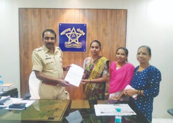 शाळांच्या परिसरात पोलीस तैनात करण्याची मागणी