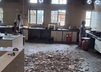 जिल्हा रुग्णालयातील स्लॅब कोसळला