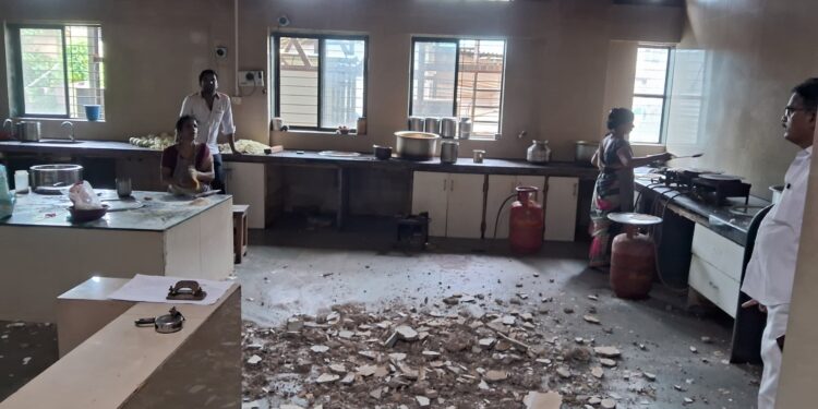 जिल्हा रुग्णालयातील स्लॅब कोसळला