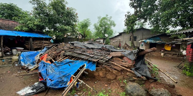 आदिवासी बांधव बेघर