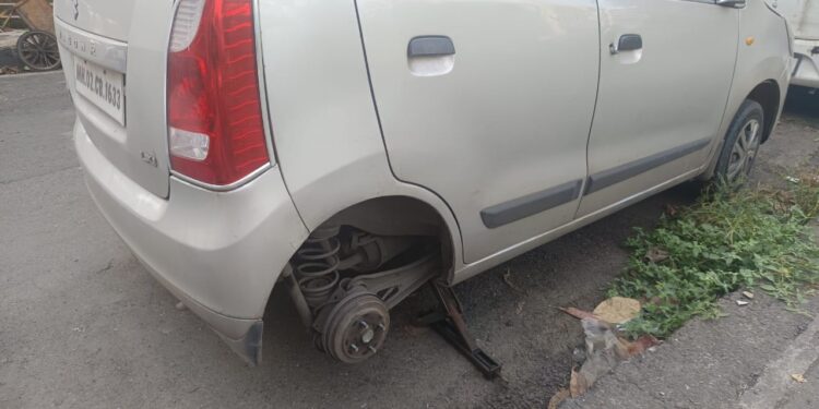 कामोठ्यात कारची चाके चोरीला