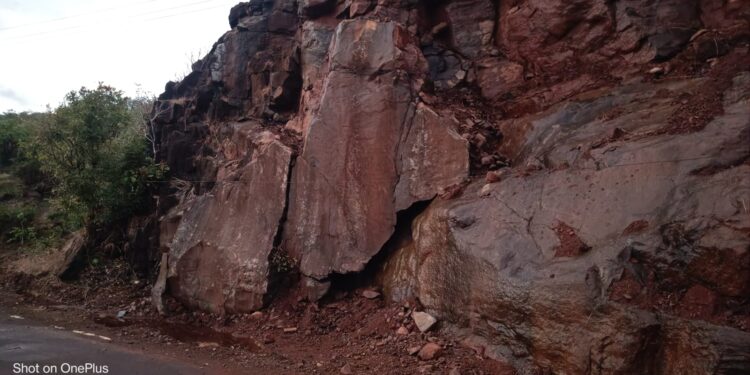 आंबेनळी घाट रातोरात वाहतुकीसाठी पूर्ववत