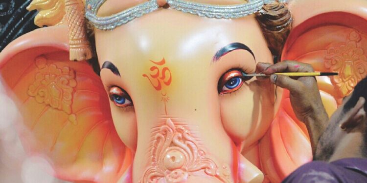 गणेशमूर्तींवर अखेरचा हात