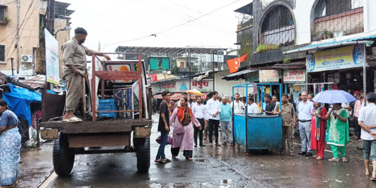 कर्जत शहरातील रस्ते घेताहेत मोकळा श्‍वास