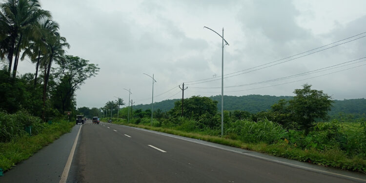 अखेर कोलाड रोहा रस्त्यावर पथदिव्यांचे काम जोरदार सुरु