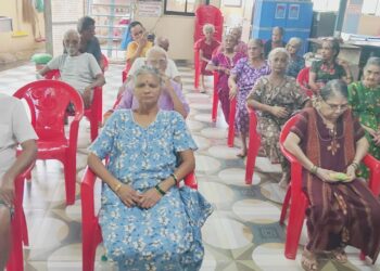 वृद्धाश्रमात भोजनदान, फळांचे वाटप