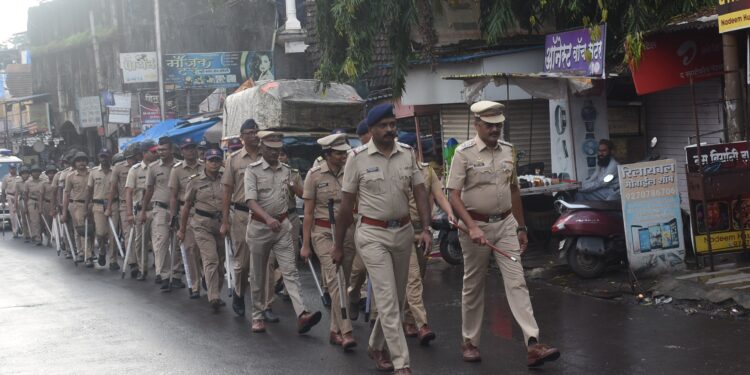 पेणमध्ये पोलिसांचे संचलन