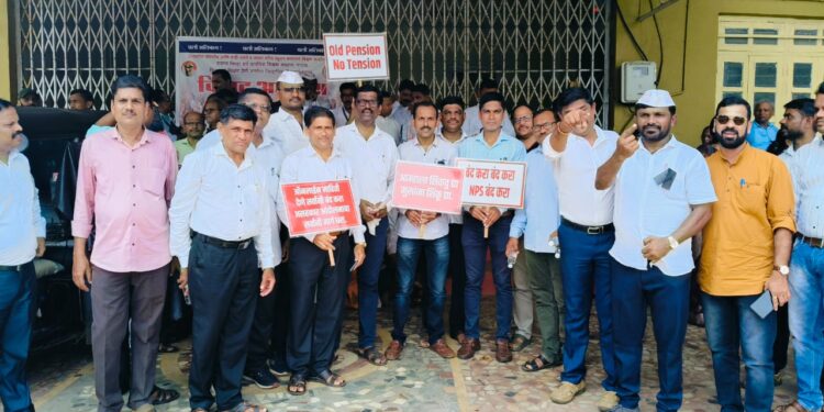 शिक्षक आंदोलनामुळे शिक्षणाचा बट्ट्याबोळ