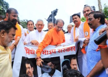 महाविकास आघाडीकडून सरकारविरोधात ‘जोडे मारा’ आंदोलन