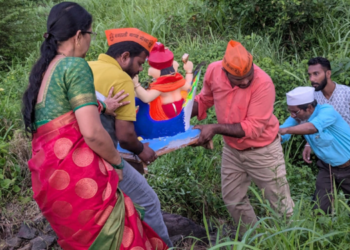 जीव धोक्यात घालून बाप्पाला निरोप