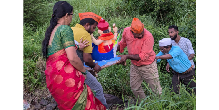 जीव धोक्यात घालून बाप्पाला निरोप