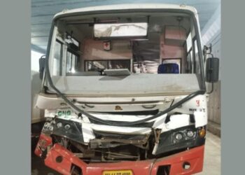 मुंबई-पुणे द्रुतगती महामार्गावर एसटी बसचा अपघात
