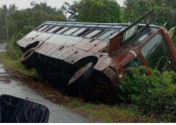 साईडपट्टी खचल्याने एसटी कलंडली