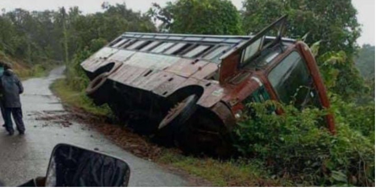 साईडपट्टी खचल्याने एसटी कलंडली