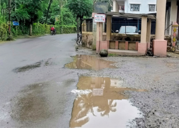 रेवदंडा गोळा स्टॉपवरील खड्डा अपघाताला आमंत्रण