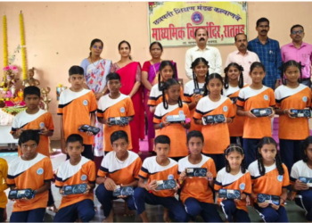 शैक्षणिक साहित्याचे वाटप