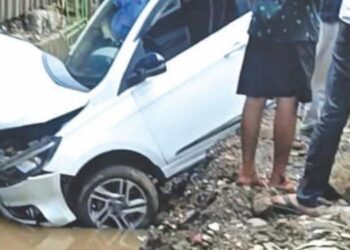 अर्धवट रस्त्यामुळे गाडीचा अपघात